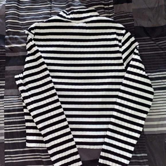 Black/white stripped, long-sleeve shirt from H&M - Picture 4 of 4
